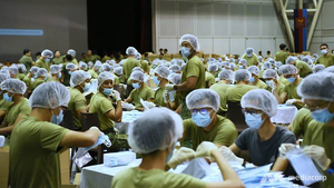 1.500 binh sĩ Singapore đóng gói 5,2 triệu khẩu trang phát miễn phí cho dân chống virus corona